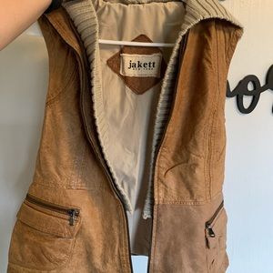 Jakett vest with detachable hood